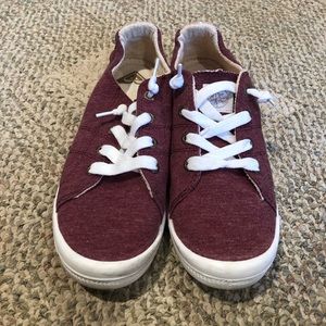 Worn women’s roxy sneakers 8.5